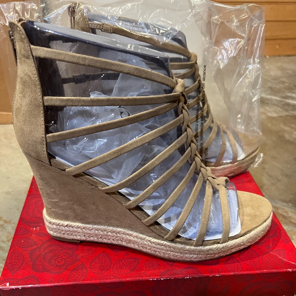 BNIB CARLOS SANTANA CAMILLA WEDGES SIZE 11 sand